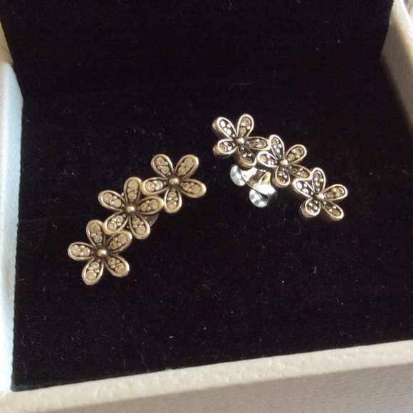 Pandora Daisy earrings - Picture 2 of 4